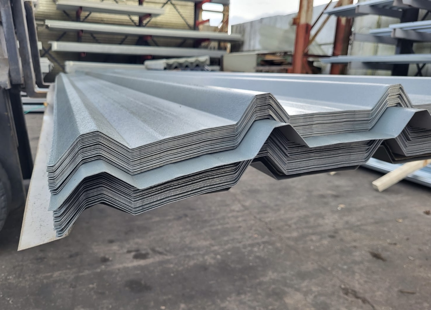 Very Cheap packs of Merlin Grey PVC Coated Leather Grain Finish Galvanised Steel 0.7mm Heavy Gauge Box Profile 32/1000 Roofing Sheets - Image 3