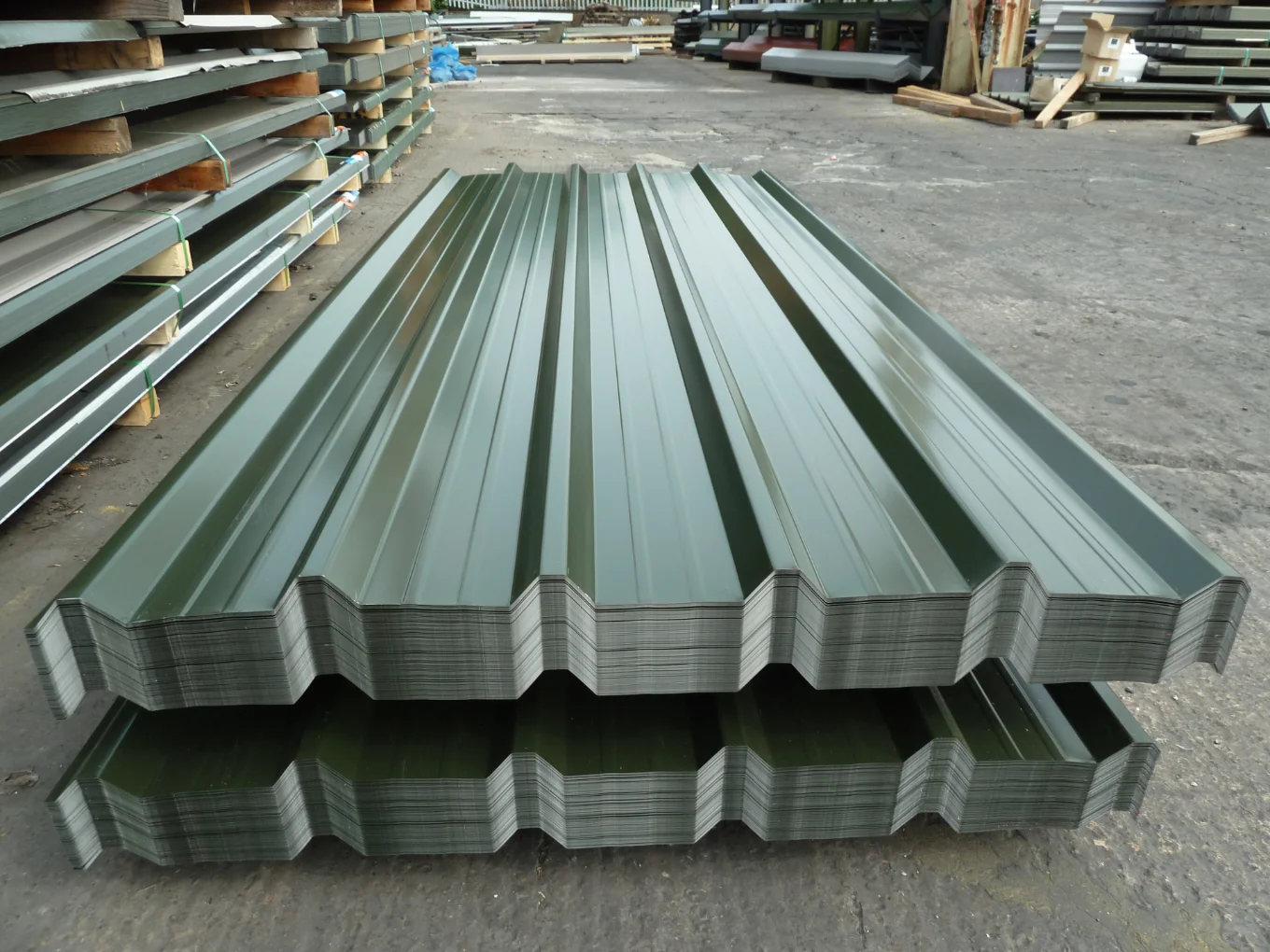 Very Cheap packs of Juniper Green Polyester Painted Galvanised Steel Box Profile 32/1000 Roofing Sheets